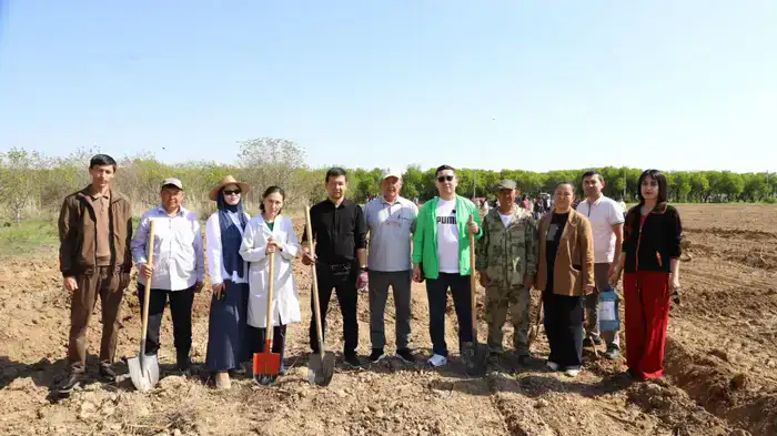 В ТУРКЕСТАНЕ В РАМКАХ ЭКОЛОГИЧЕСКОЙ АКЦИИ ПРЕПОДАВАТЕЛИ И СТУДЕНТЫ МКТУ ВЫСАДИЛИ 80 ДЕРЕВЬЕВ (2)