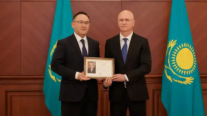 Первый заместитель Премьер-министра Роман Скляр вручил награды от имени Президента Казахстана сотрудникам государственных органов и представителям авиационной отрасли, принявших участие в эвакуации казахстанцев из стран Ближнего Востока (9)