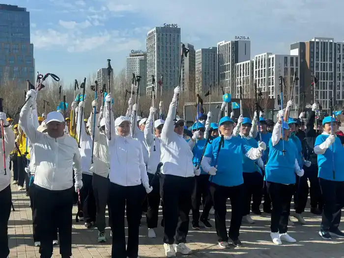В Астане пенсионеры собрались для спортивного флешмоба, приуроченного ко Дню здоровья