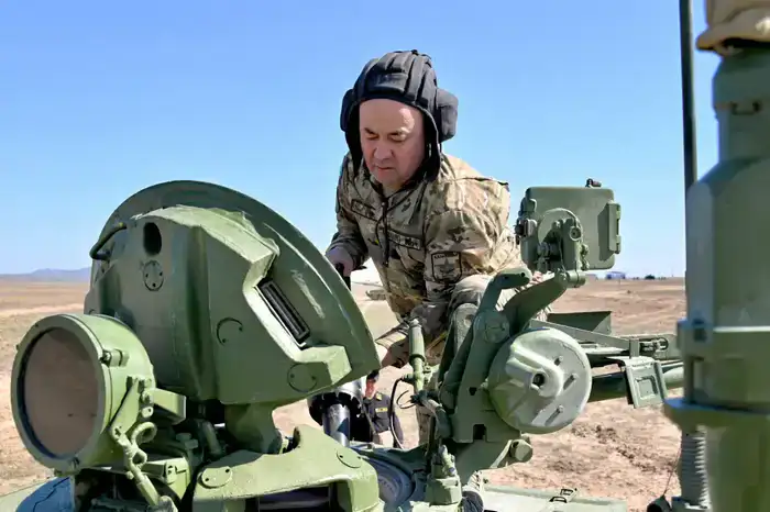 Главком Сухопутных войск продемонстрировал уверенное владение танковым вооружением (7)