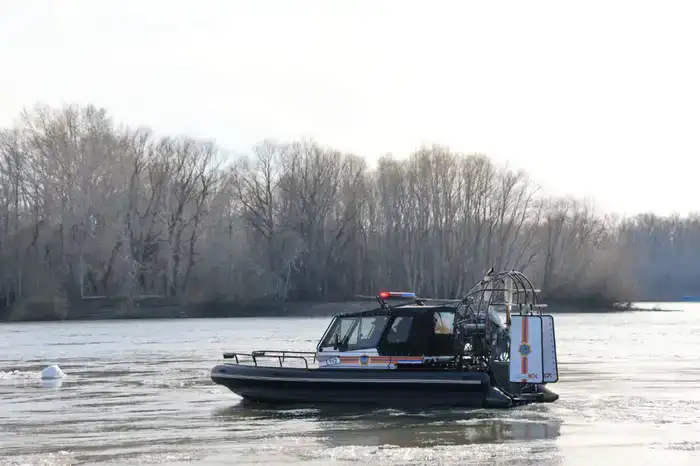 Спасатели МЧС усиливают безопасность на Иртыше (3)