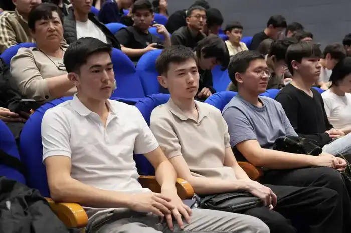 Студенты вузов со всего Казахстана приняли участие в экологическом часе «Экономь воду – сохраняй будущее!» (10)