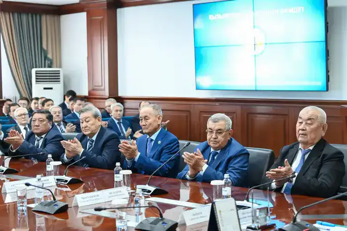 Глава региона поздравил ветеранов труда с юбилеями (7)