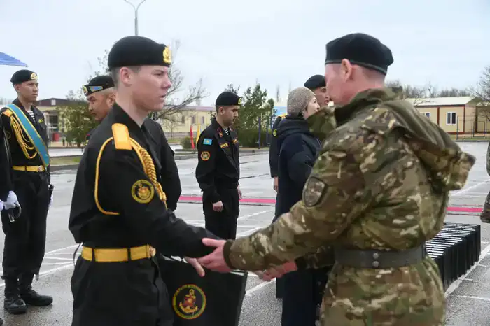 Свыше 600 морских пехотинцев завершили срочную службу в Актау, часть из них остается служить по контракту (5)