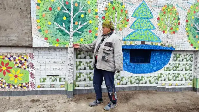 Дом, где живёт сказка: карагандинка украшает стены мозаикой (3)