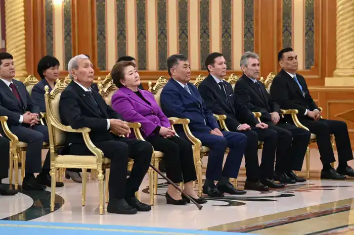 ГЛАВА ГОСУДАРСТВА ВРУЧИЛ КЛЮЧИ ОТ КВАРТИР МОЛОДЫМ УЧЕНЫМ (4)