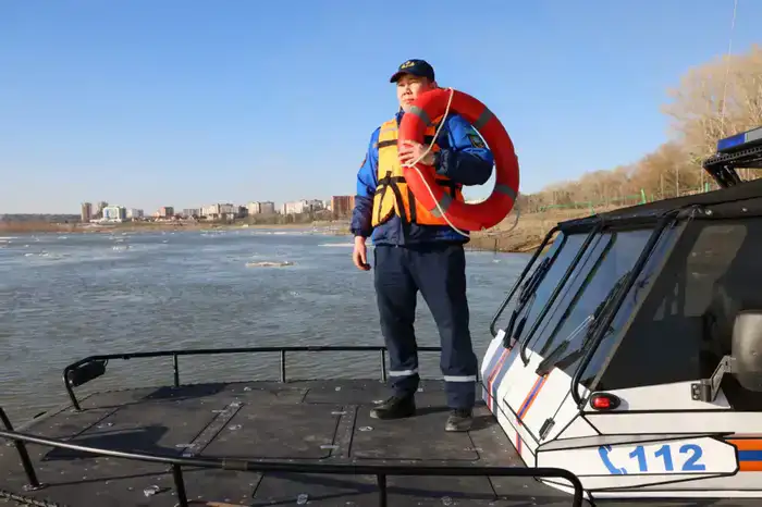 Спасатели МЧС усиливают безопасность на Иртыше (4)