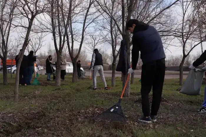 Студенты Esil: Вдохновляя природу на новый дыхание в субботнике