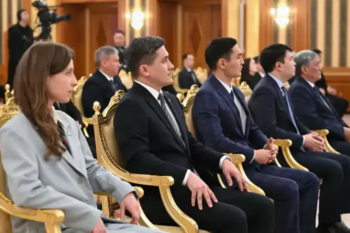 ГЛАВА ГОСУДАРСТВА ВРУЧИЛ КЛЮЧИ ОТ КВАРТИР МОЛОДЫМ УЧЕНЫМ (5)