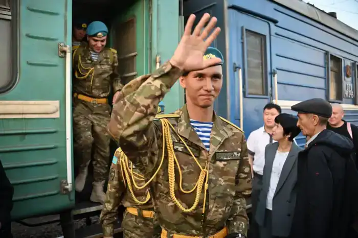 Исполнили долг перед Родиной: в Астане близкие торжественно встретили солдат (2)