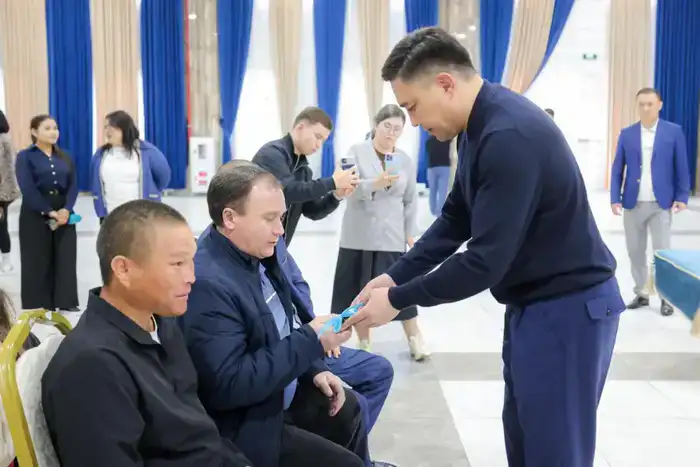 В ШЫМКЕНТЕ КЛЮЧИ ОТ КВАРТИР ПОЛУЧИЛИ НОВЫЕ СЕМЬИ ИЗ ЧИСЛА ОЧЕРЕДНИКОВ (2)