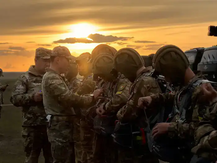 30 курсантов Военного института Сухопутных войск впервые выполнили ночные прыжки с парашютом (8)