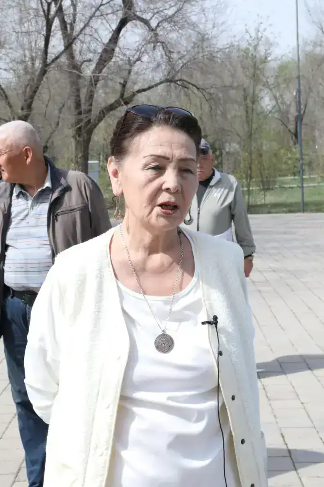 Алматинцы вышли на субботник в парке «Желтоксан» (3)