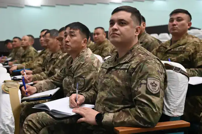 Акцент на дисциплину и устойчивость: заместитель министра обороны определил приоритеты воспитательной работы в Гвардейском гарнизоне (3)