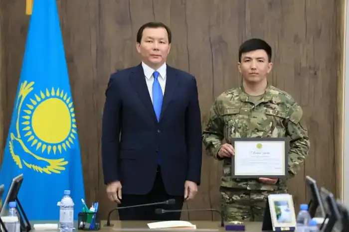 Актюбинские спасатели награждены за героизм при ликвидации пожара (7)