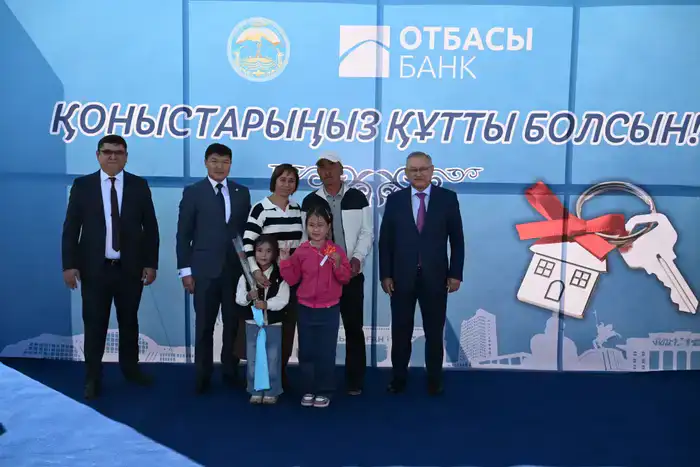 Бейбит Исабаев вручил очередникам ключи от новых домов (6)