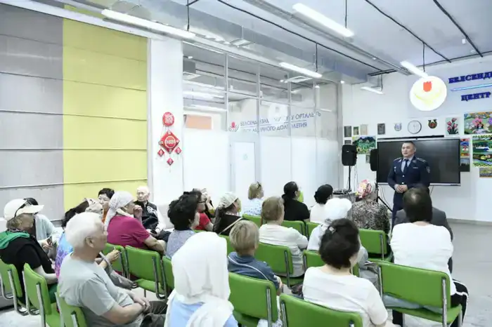 встреча с полицией о киберпреступности и интернет-мошенничестве для пожилых жителей Алматы