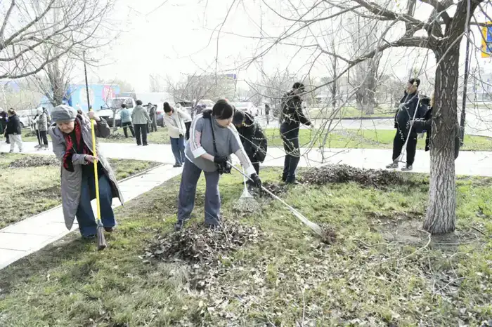 «Таза Қазақстан»: около 200 сотрудников цирка вышли на субботник в Астане (9)