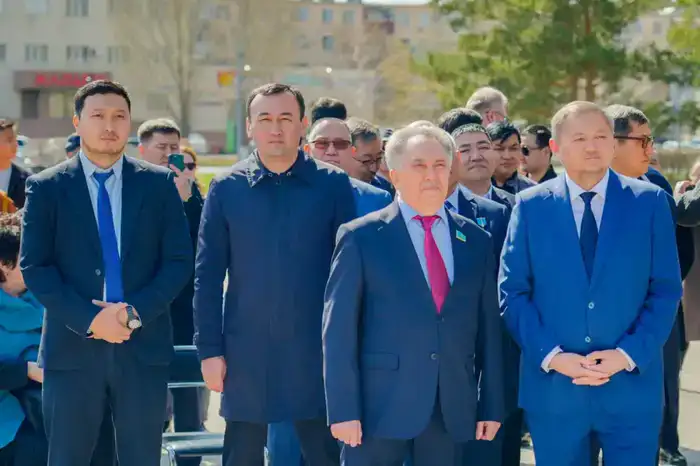 День работников науки: в Астане прошла церемония возложения цветов к памятнику Канышу Сатпаеву (5)