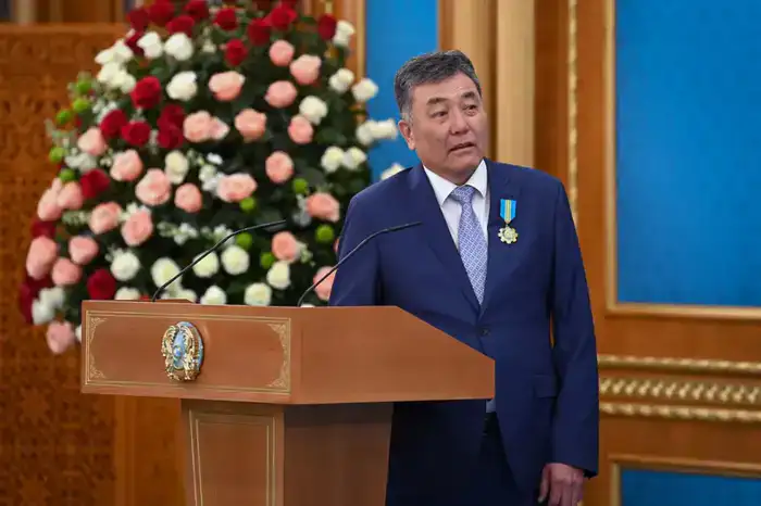 ГЛАВА ГОСУДАРСТВА ВРУЧИЛ КЛЮЧИ ОТ КВАРТИР МОЛОДЫМ УЧЕНЫМ (8)