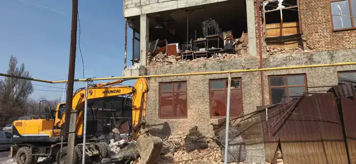 Крупное здание сносят в Алматы по решению суда (2)