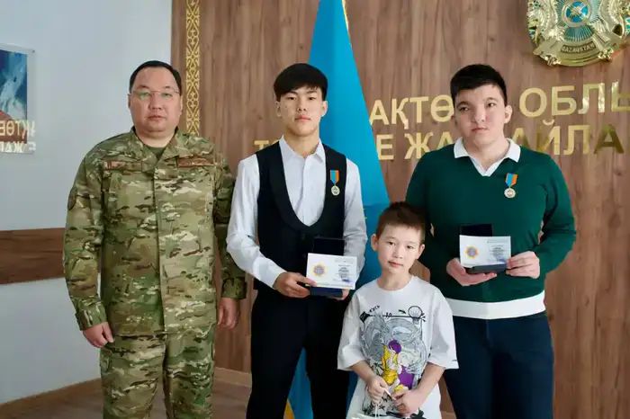 Актюбинские граждане награждены за спасение ребенка (4)