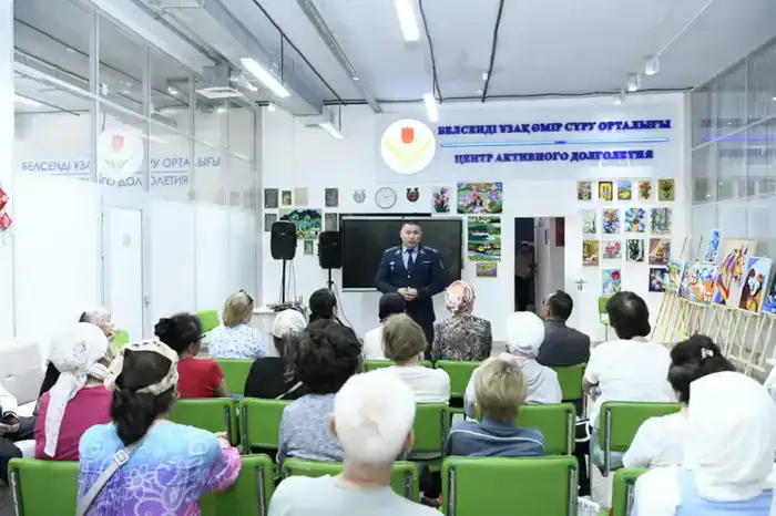 «Закон и порядок»: как не попасть в ловушки мошенников, рассказали пожилым жителям столицы (6)