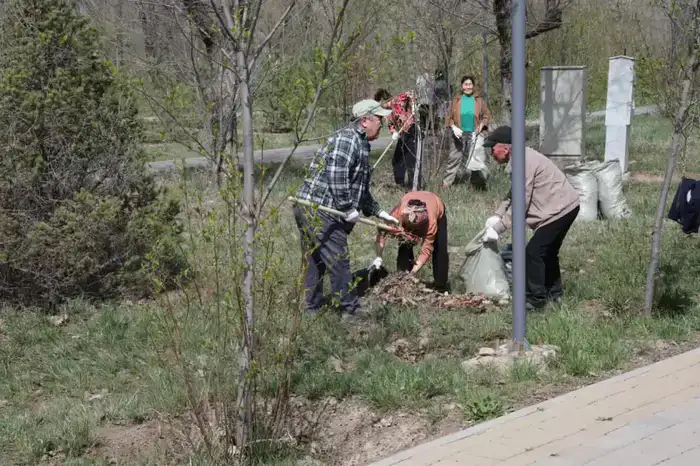 Субботник в парке «Желтоксан» в Алматы
