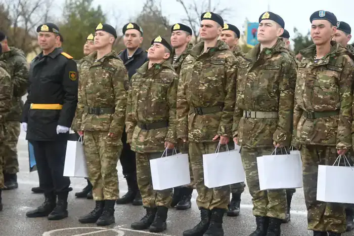 Свыше 600 морских пехотинцев завершили срочную службу в Актау, часть из них остается служить по контракту (7)