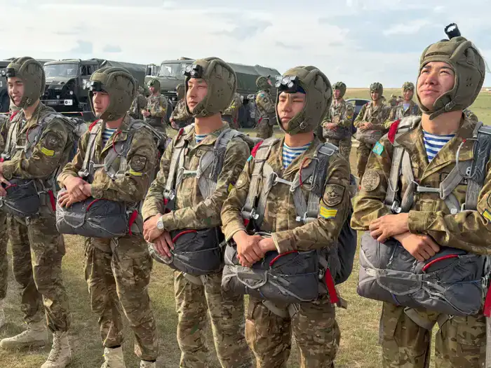 30 курсантов Военного института Сухопутных войск впервые выполнили ночные прыжки с парашютом (4)