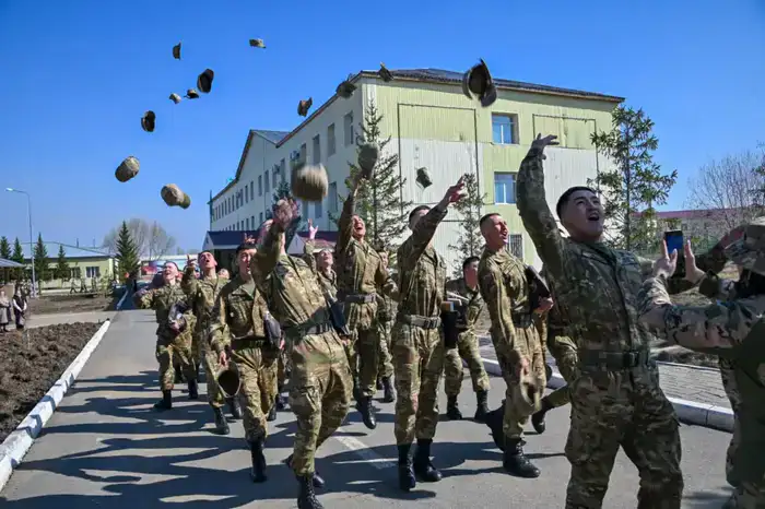В Астане 140 военнослужащих простились с Боевым знаменем, 20 из них продолжат службу по контракту (7)