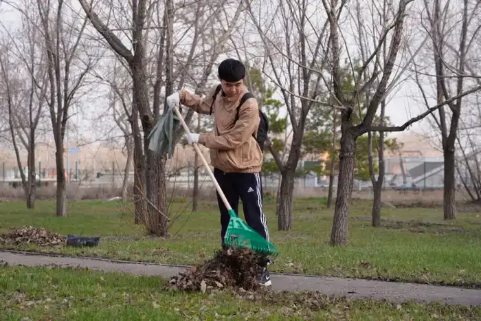 Студенты столичного вуза приняли участие в субботнике (5)
