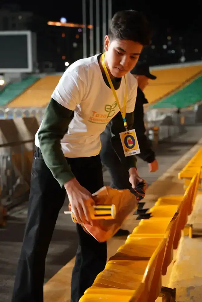 Уборка стадиона в Алматы после матча