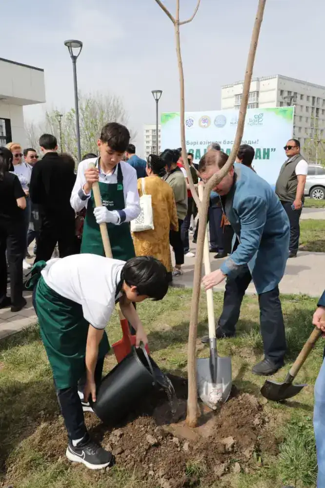 В Алматы запустили «Тамырлас»: педагоги и молодежь высадили «Аллею наставничества» (4)