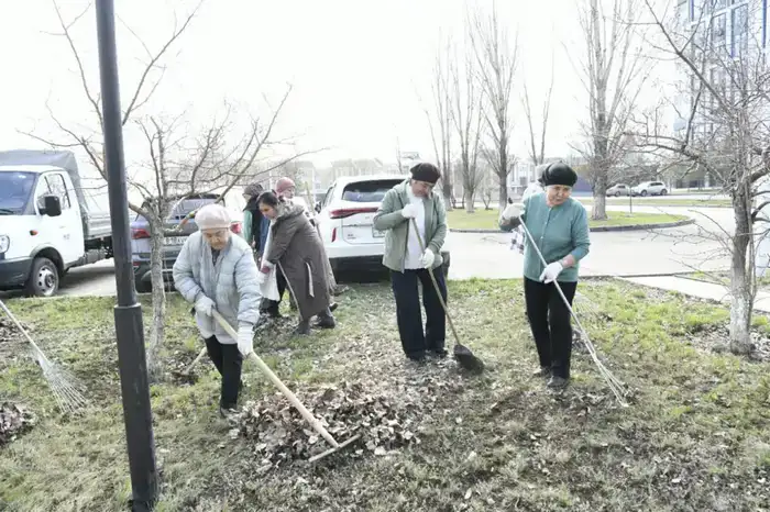 «Таза Қазақстан»: около 200 сотрудников цирка вышли на субботник в Астане (7)