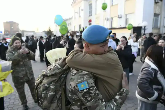 На столичном вокзале родные и близкие торжественно встретили солдат, вернувшихся из армии (9)