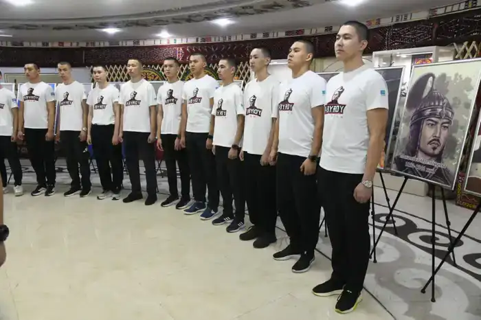 Группу молодых жителей столицы торжественно проводили на службу в рядах СГО (3)