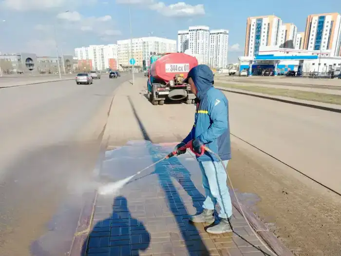 В Астане продолжается масштабная уборка после зимы (9)