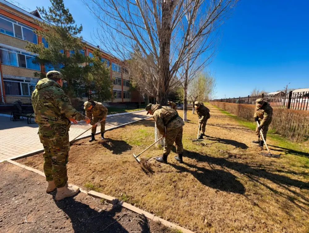 Военнослужащие Национальной гвардии провели экоакцию в Центре социального обслуживания «Шарапат» в Астане (4)
