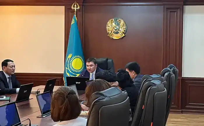 Собрание первичной партийной организации «AMANAT» в Министерстве энергетики РК: новые инициативы для молодежи и регионов