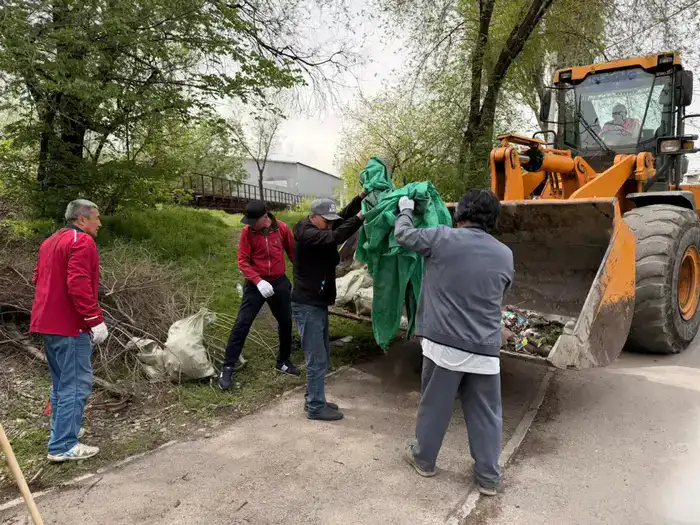 Свыше 25 кубометров мусора вывезли сотрудники Eco Almaty в ходе субботника (5)