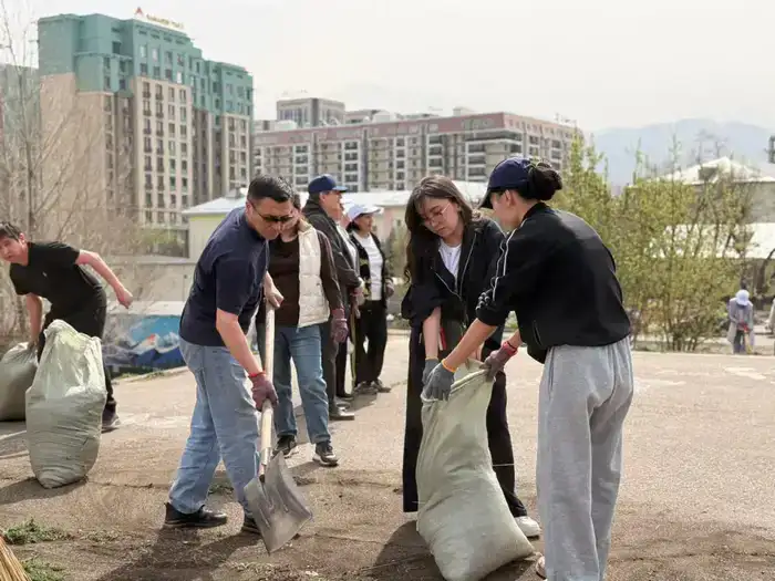 Культурные деятели Алматы принимают участие в субботнике в рамках инициативы "Таза Қазақстан"