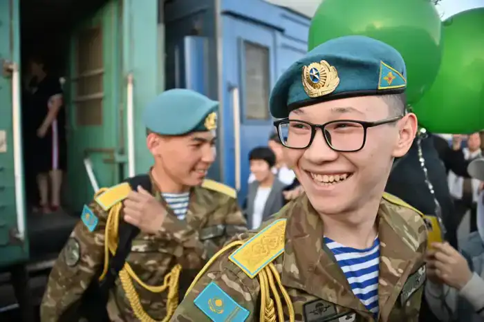 На перроне вокзала военнослужащий сделал предложение своей возлюбленной