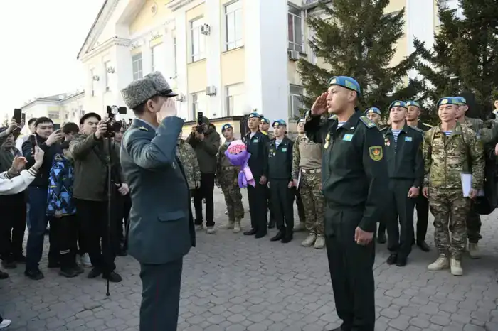На столичном вокзале родные и близкие торжественно встретили солдат, вернувшихся из армии (6)