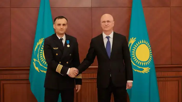 Первый заместитель Премьер-министра Роман Скляр вручил награды от имени Президента Казахстана сотрудникам государственных органов и представителям авиационной отрасли, принявших участие в эвакуации казахстанцев из стран Ближнего Востока (5)