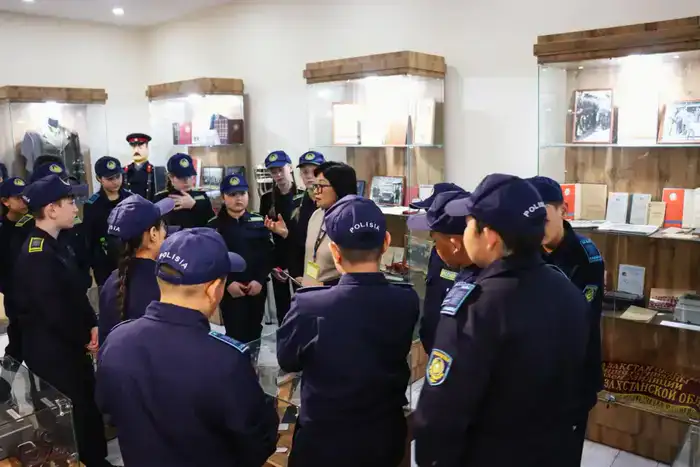 Школьники полицейских классов трёх районов ВКО побывали на экскурсии в Департаменте полиции (7)