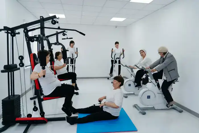 Серик Шапкенов ознакомился с новым зданием центра активного долголетия в Атырау (3)