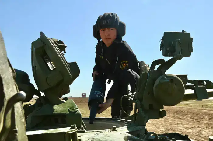 Главком Сухопутных войск продемонстрировал уверенное владение танковым вооружением (4)