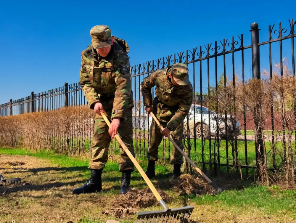 Экоакция военнослужащих Национальной гвардии в Центре социального обслуживания Астана Шымкенте