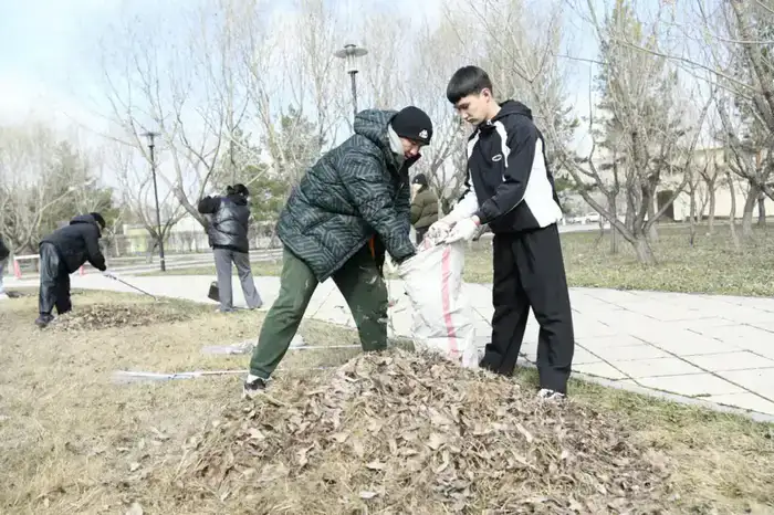 «Таза Қазақстан»: около 200 сотрудников цирка вышли на субботник в Астане (3)